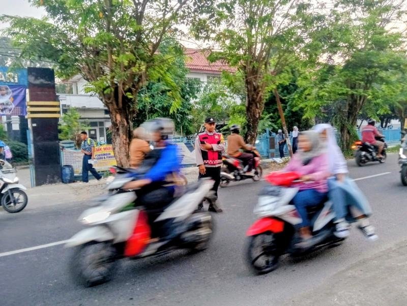 Bhabinkamtibmas Polsek Telagasari Bantu Sebrangkan Siswa Saat Gatur