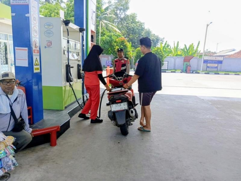 Polsek Tempuran Rutin Laksanakan Giat Patroli Prekat di SPBU Purwajaya.