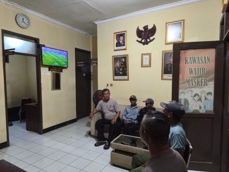 Jelang Patroli Malam, Personil Polsek Tegalwaru Bareng Linmas Nobar Piala Dunia Bukti Sinergitas