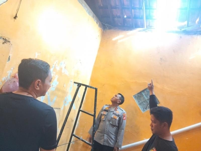 Diduga Curi Barang Berharga Senilai Rp 5,6 Juta, buruh harian lepas di Karawang Diamankan Warga ke Polisi