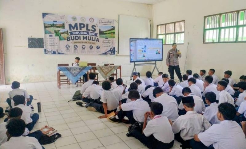 Berikan Materi Edukasi, Panit Binmas Polsek Telukjambe Laksanakan Binluh MPLS Kepada Murid SMP Budi Mulia Karawang