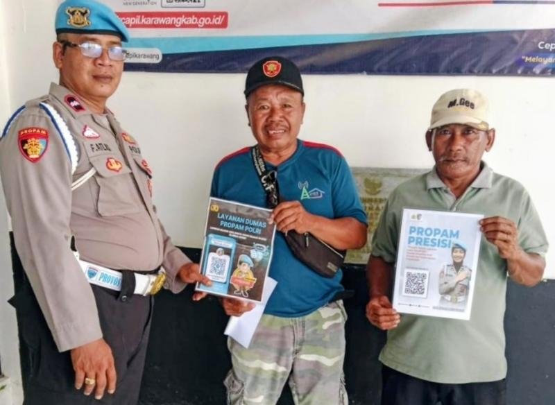 Giat Patroli Polsek Banyusari Melaksanakan Giat Sosialisasi QR Barcode ke Masyarakat Pengaduan ke Divisi Propam Polri Bidpropam Polda Jabar