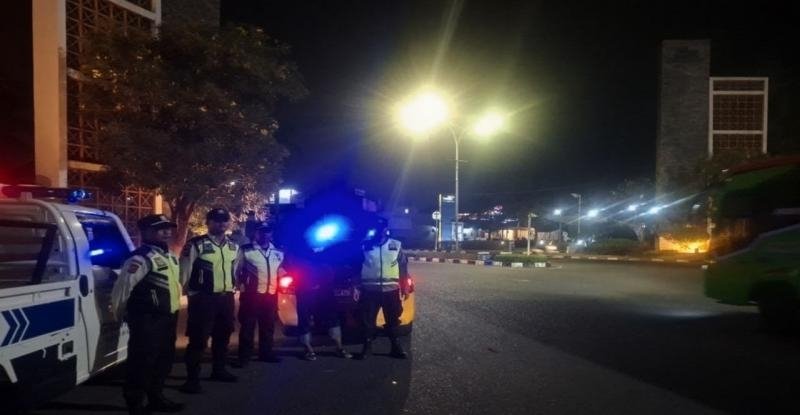 Polsek Telukjambe Gelar Patroli Prekat di Jalan Raya Galuh Mas Depan Bundaran RSUD Guna Jaga Harkamtibmas