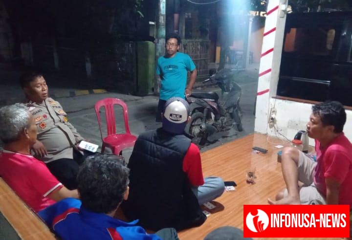 Bhabinkamtibmas Polsek Klari Ngobrol Kamtibmas Di Pos Kamling Sareng Warga Sareng