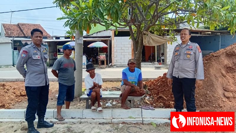 Patroli Dialogis Siang, Anggota Polsek Rengasdengklok Berikan Sosialisasi Kepada Masyarakat Bahaya TPPO