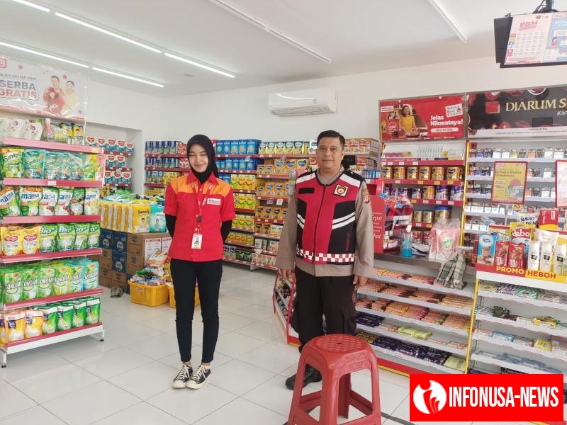 Patroli Ke pertokoan Wilayah hukumnya Antisipasi Guan Kamtibmas, Rutin dilaksanakan Anggota Polsek Tempuran Polres Karawang.