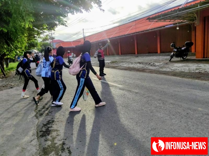Upaya Aiptu Yosep Bhabinkamtibmas Polsek Telagasari Bantu Siswa Menyebrang Saat Gatur Pagi