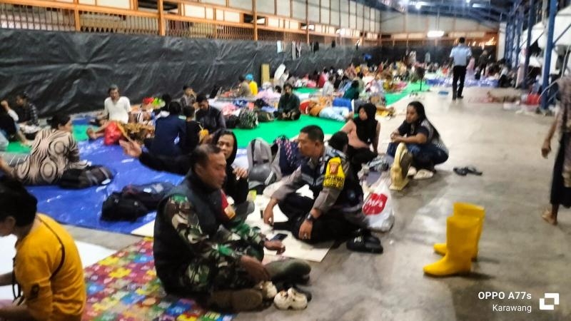 Curah Hujan Tinggi, Polres Karawang Siaga di Lokasi Banjir dan Pengungsian