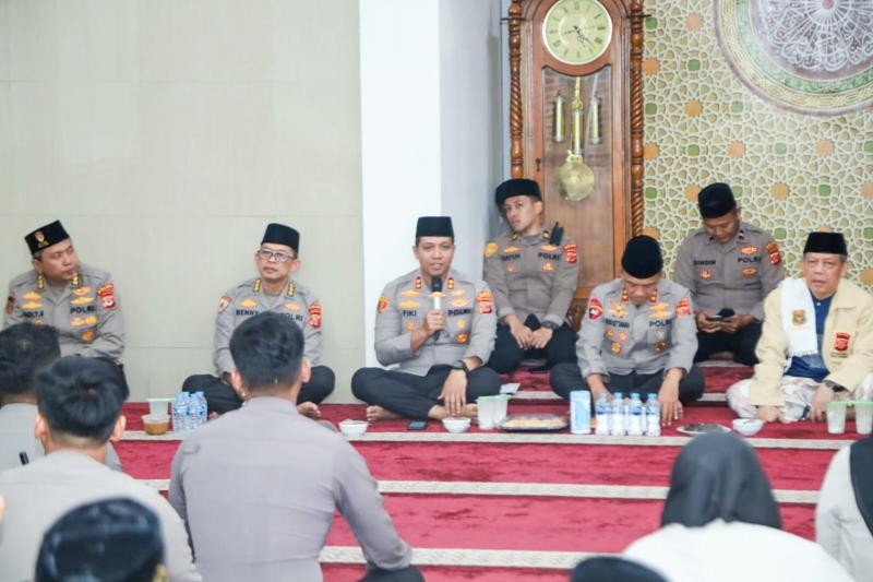 Pererat Silaturahmi di Bulan Suci, Kapolda Jabar Buka Puasa Bersama dan Santuni Yatim di Masjid Polres Karawang