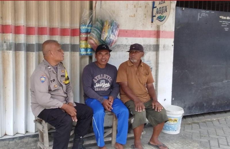 Sebagai Bentuk Mengayomi, Bhabinkamtibmas saat Lakukan Giat Ngawangkong di Lingkungan Warga Dusun Sukakarya