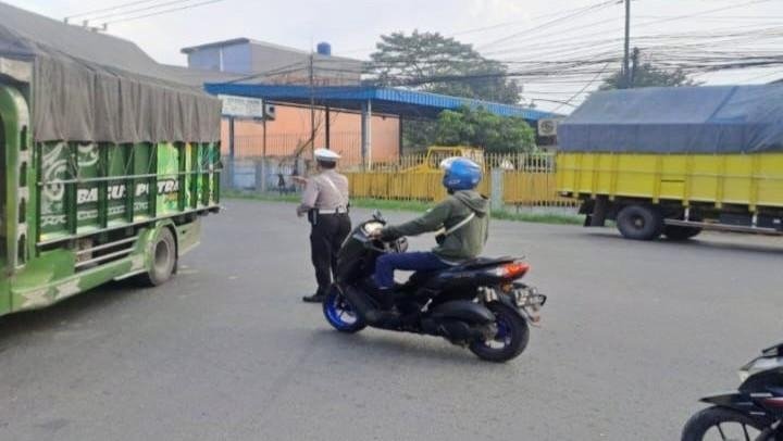 Ciptakan Kamseltibcar Lantas Polsek Kotabaru Menggelar Gatur Lalin Pagi