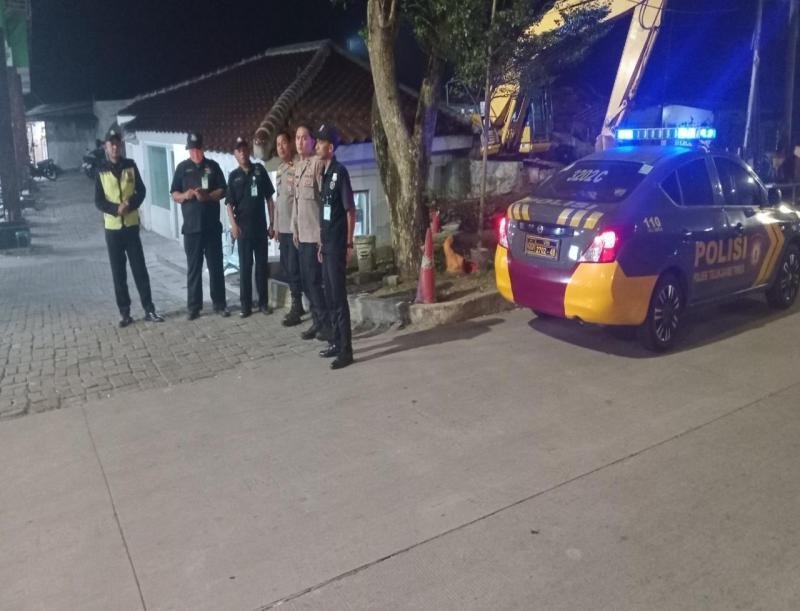 Polisi Laksanakan Patroli Prekat, Sampaikan Imbauan Keamanan Kepada Security RS. Rosela