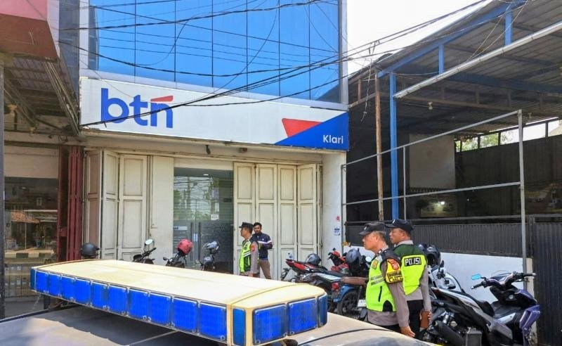 Personil Patroli Polsek Klari Kontrol Parkiran Bank BTN, Antisipasi Gangguan Kamtibmas