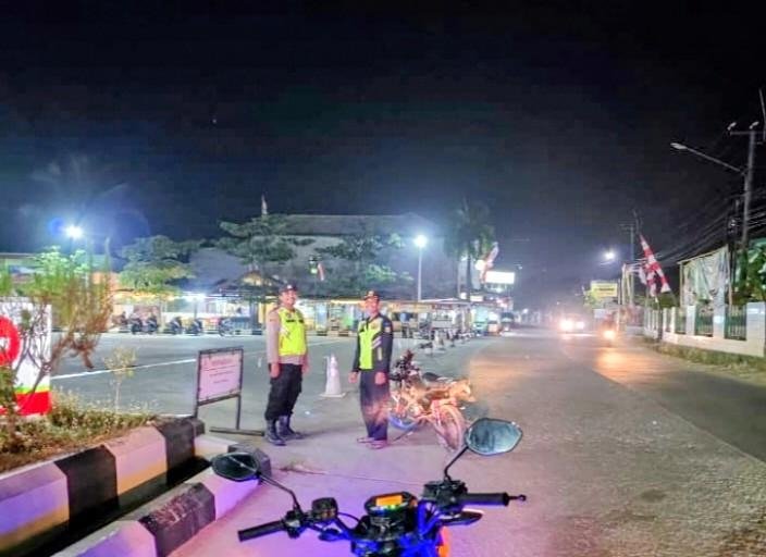 Personil Polsek Tegalwaru Gelar Patroli Malam Depan SPBU Loji Pastikan Jalan Pangkalan - Loji Aman