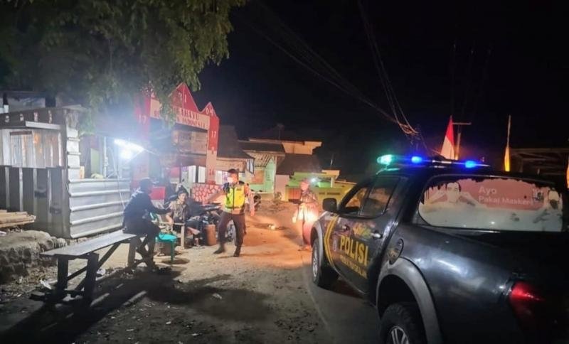 Jaga Wilayah Hukum, Polsek Pangkalan Sasar Kampung Cicangor ketika Laksanakan Tugas Patroli Perintis