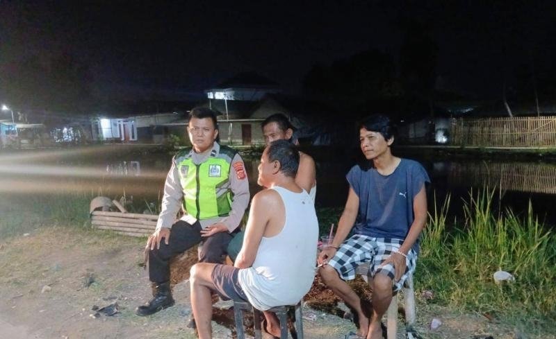 Pak Bhabinkamtibmas Polsek Telagasari Laksanakan Siskamling Antisipasi Gukamtibmas Malam