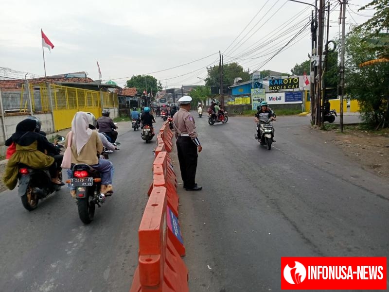 Satlantas Polres Karawang Laksanakan Gatur Lalin, Jaga Kamseltibcarlantas di Jalan Raya