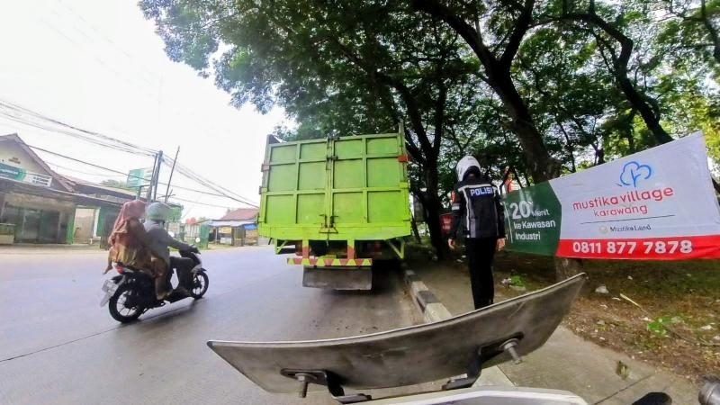 Polantas Menyapa, Gelar Patroli Simpatik Guna Edukasi Pengendara Motor yang Lawan Arah