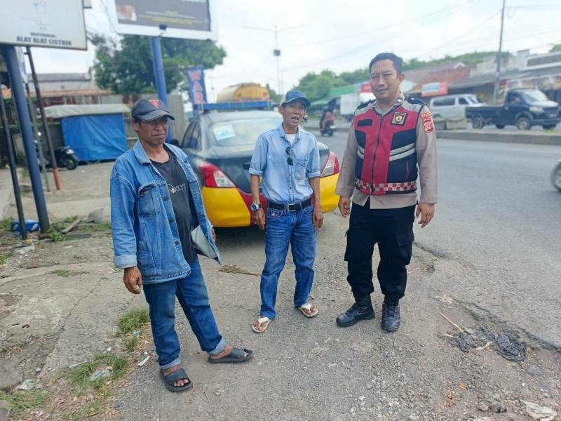 Samapta Polsek Klari Patroli KRYD Siang Sambangi Warga Kopel, Ingatkan Pesan Kamtibmas?