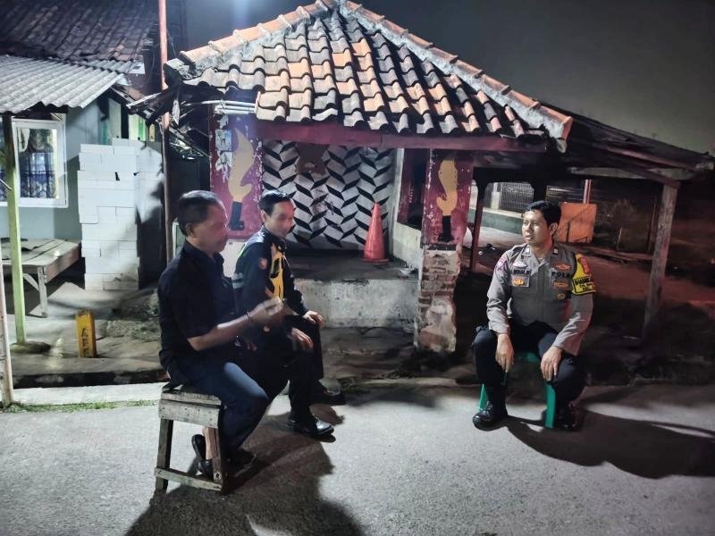 Bhabinkamtibmas Polsek Klari Sambangi Poskamling Dusun Rawaungu