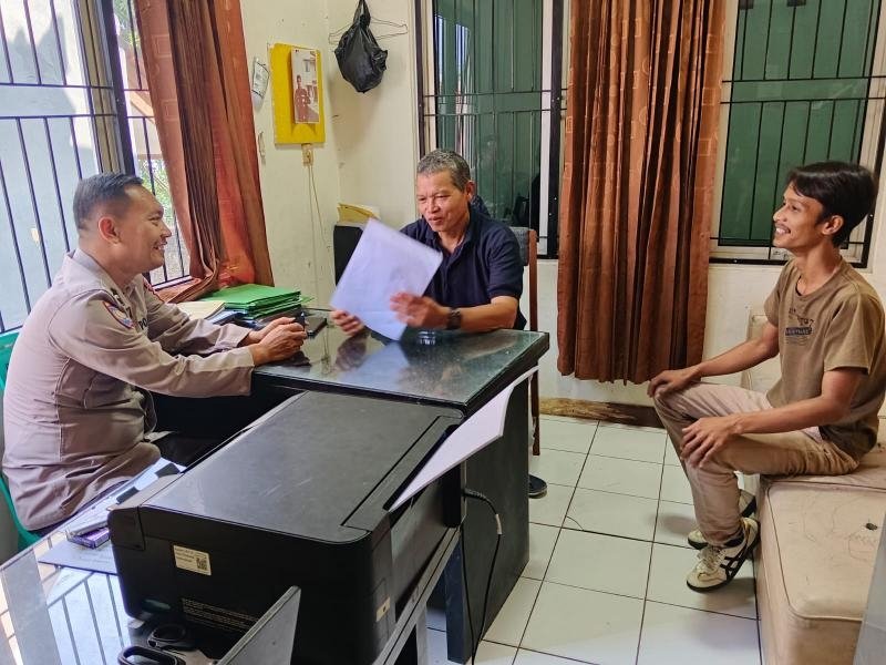 Aparatur Pemerintah Desa Cintawargi Diajak Waspada Saat Personil Polsek Tegalwaru Patroli Siang