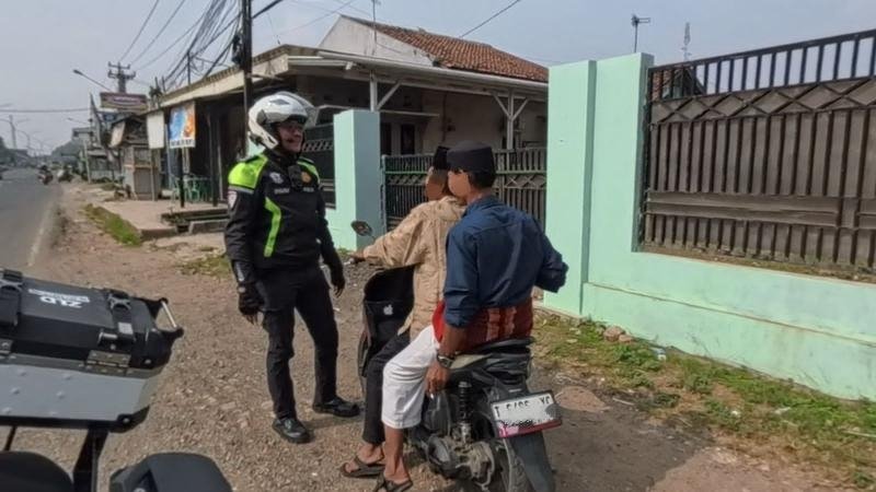 Polantas di Karawang Menyapa, Sampaikan Sosialisasi Kamseltibcarlantas Kepada Pengendendara yang Lawan Arus