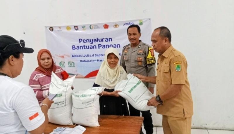 Bhabinkamtibmas Desa Sukaharja Monitoring Penyaluran Bantuan Pangan untuk 664 Keluarga Penerima Manfaat