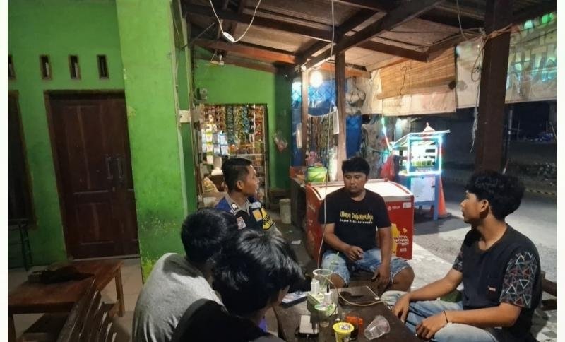 Anggota Polsek Pangkalan Laksanakan Sambang Dialogis, Ngawangkong Bersama Warga Mulangsari
