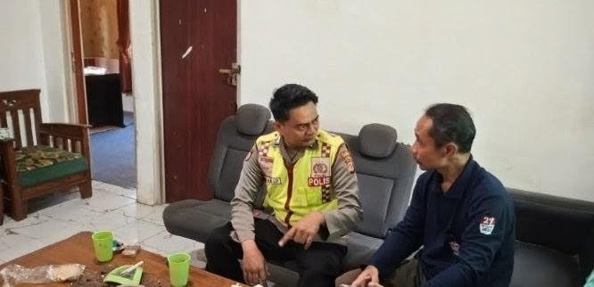 Bhabinkamtibmas Polsek Jatisari Sambangi Perangkat Desa Sukamekar, Sampaikan Pesan Kamtibmas