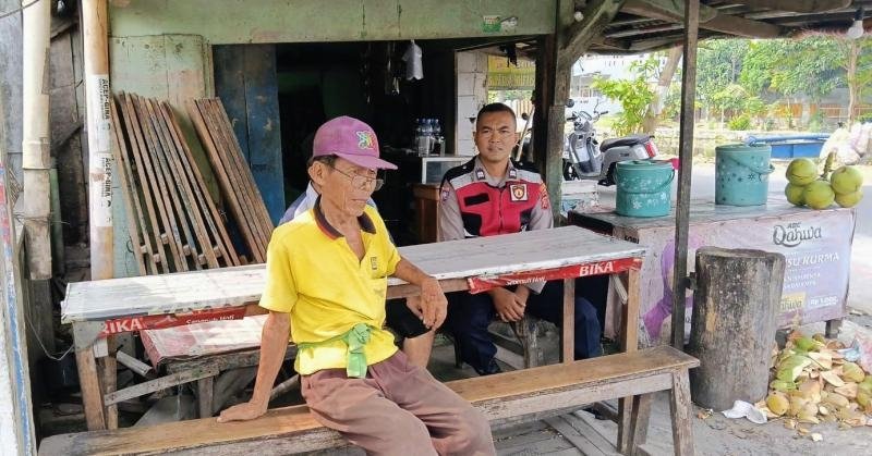 Dekat dengan Warga, Bhabinkamtibmas Polsek Telagasari Ajak Masyarakat Waspada Kejahatan C3