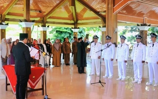 Menutup Akhir Tahun 2025, Bupati Sumedang Lantik Empat Orang Kepala Desa Pergantian Antar Waktu (PAW) dan Satu Orang Penjabat Kepala Desa