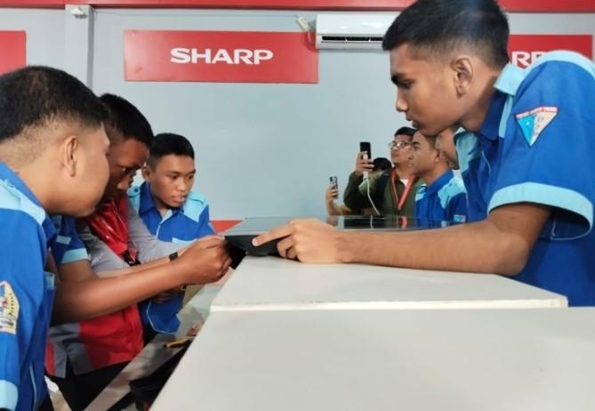 Merajut Masa Depan Vokasi: Sharp dan SMKN 3 Karawang Siapkan Generasi Siap Kerja