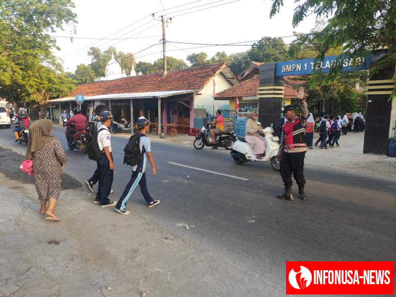Bhabinkamtibmas Polsek Telagasari Terus Rutin Bantu Sebrangkan Siswa Saat Gatur Pagi