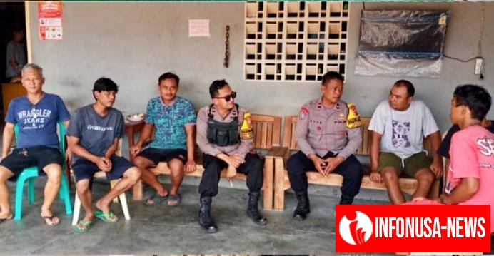 Bhabinkamtibmas Polsek Rengasdengklok Laksanakan Giat Jum’at Curhat bersama Karyawan Produsen Kerupuk Udang