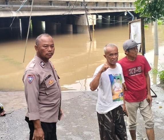 Debit Air Sungai Citarum Naik, Bhabinkamtibmas Polsek Klari Lakukan Pemantauan Intensif