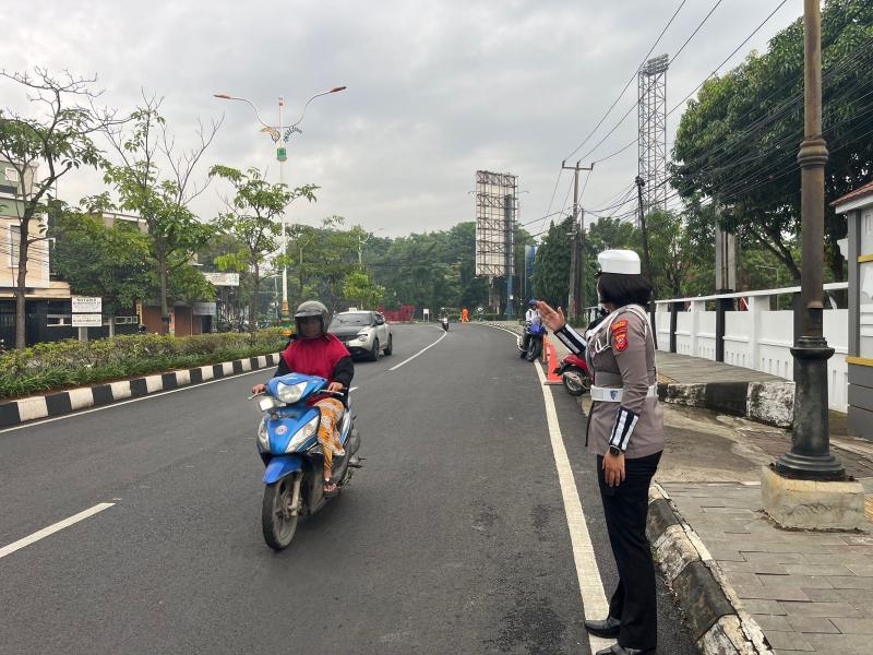 Satlantas Polres Karawang Hadirkan Pelayanan Gatur Lalin, Jaga Kamseltibcarlantas di Jalan Raya