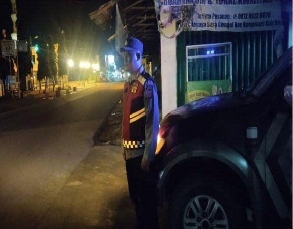 Bripka Satim Prekat Polsek Banyusari Giat Patroli Jalan Raya Antisipasi Kejahatan