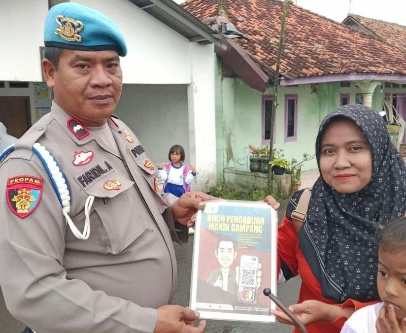 Polsek Banyusari Melaksanakan Sosialisasi QR Barcode ke Masyarakat Pengaduan Divisi Propam Polri Bidpropam Polda Jabar
