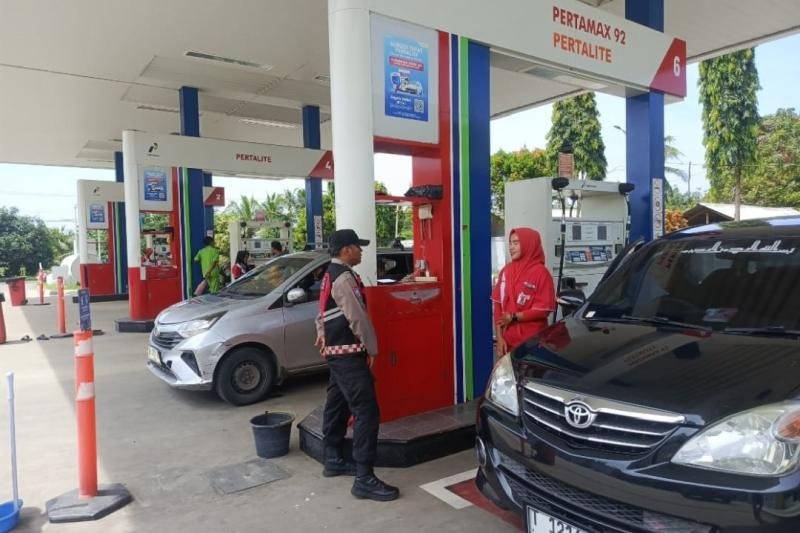 Agar selalu tertib dalam antri pengisian BBM, Personil Polsek Tempuran Tadi siang Himbau karyawan dan konsumen SPBU