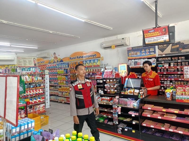 Upaya Anggota Polsek Batujaya Kembali laksanakan Patroli Prekat serta Ciptakan Keamanan di Minimarket