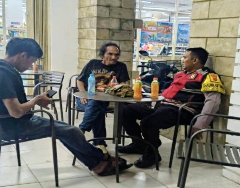 Upaya Anggota Bhabin Polsek Banyusari Kembali Melaksanakan Sosialisasikan Bahaya Judi Online Kepada Masyarakat