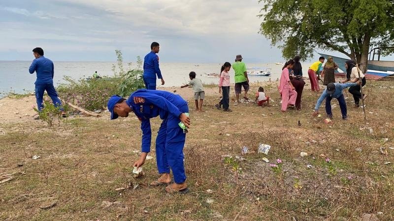 PERSONEL KAPAL POLISI XXI-2014 GOTONG ROYONG BERSIH PANTAI BERSAMA MASYARAKAT DI SUMBAWA