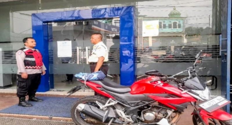 Personel Polsek Lemahabang Sosialisasikan Pelarangan Knalpot Tidak Sesuai Spesifikasi Teknis Di Obyek Vital