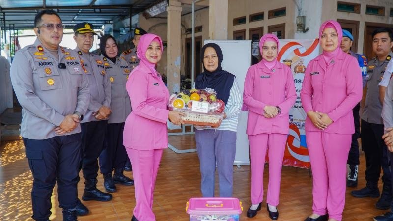 Jelang Hari Bhayangkara ke-80, Polres Karawang Gelar Anjangsana Ke Purnawirawan Polri Dan Warakawuri