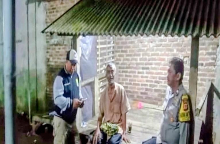 Kapolsek Banyusari Ikut Serta Dalam Giat Ronda Bersama Warga