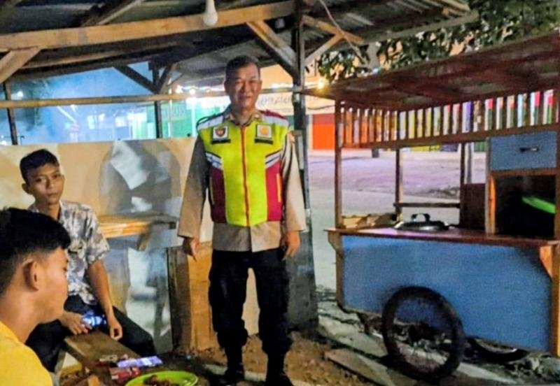 Ajak Peduli Kamtibmas Jadi Pesan Bhabinkamtibmas Polsek Tegalwaru Sambang Warga Desa Mekarbuana