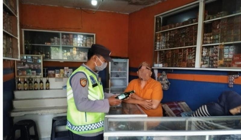 Polsek Pangkalan Cegah Gangguan Kamtibmas di Wilayah Hukum, Melalui Tugas Operasi Cipkon Pekat Miras Ilegal