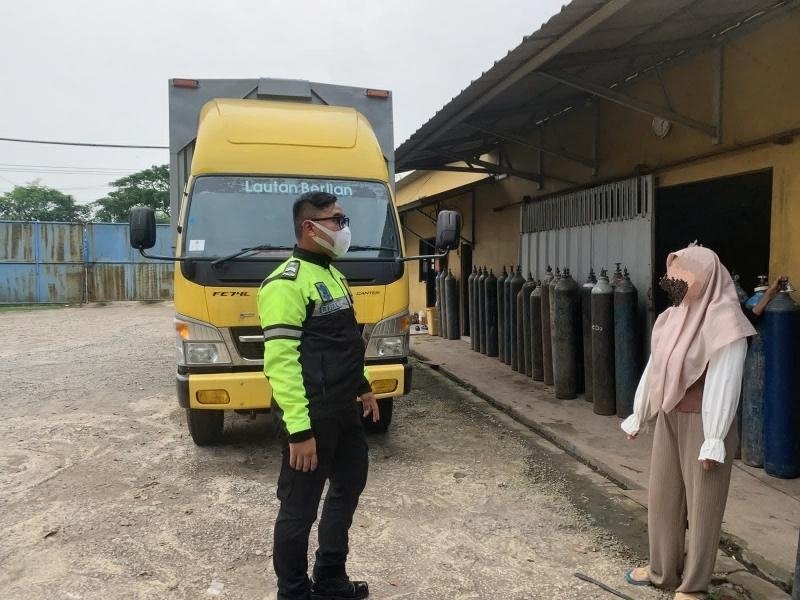 Satlantas Polresta Karawang Rutin Lakukan Sosialisasi Safety Driving Kepada Sopir Angkutan Barang