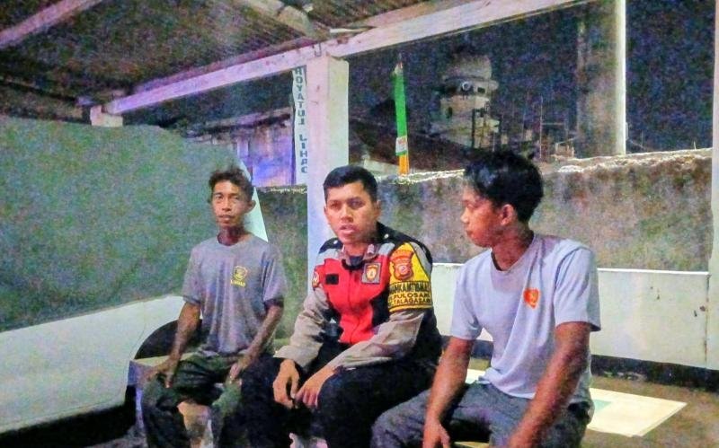 Dalam Upaya Dampingi Warga Lakukan Ronda, Bhabinkamtibmas Polsek Telagasari Pastikan Lingkungan Kondusif