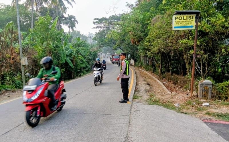 Upaya Anggota Kapolsek Pangkalan Bersama Personel Sapa Warga saat Laksanakan Gatur Pagi di Titik Rawan Kemacetan